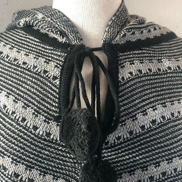 NWT BCBG MaxAria Hooded Poncho Size S/M - Picture 3 of 11